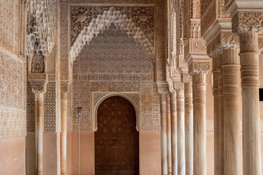 Alhambra, Granada, İspanya 'daki Aslanlar Sarayı' nın kapısı.