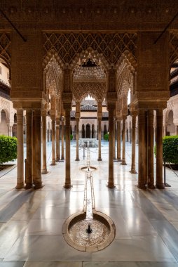 Alhambra Sarayı 'ndaki Aslanlar Mahkemesi, Granada, İspanya