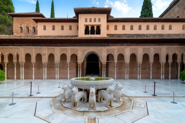 Alhambra Sarayı 'ndaki Aslanlar Mahkemesi, Granada, İspanya
