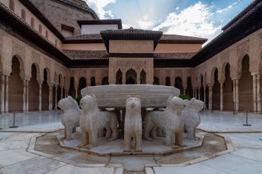 Alhambra Sarayı 'ndaki Aslanlar Mahkemesi, Granada, İspanya