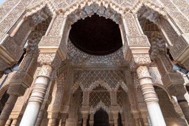 Alhambra, Granada, İspanya 'daki Aslanlar Sarayı' ndaki Fas kemerleri.