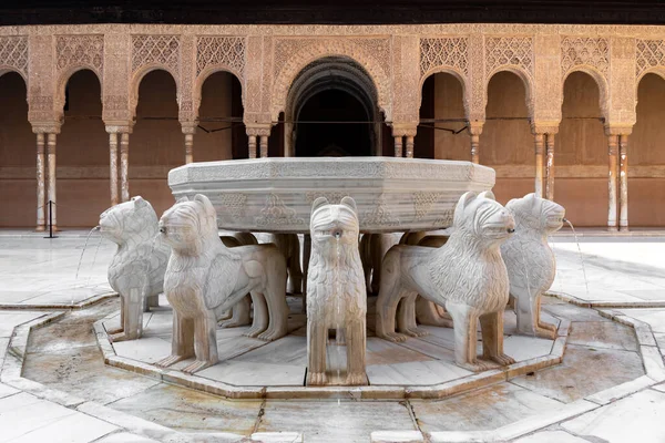 Alhambra Sarayı 'ndaki Aslanlar Mahkemesi, Granada, İspanya