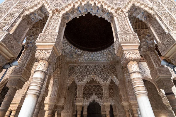 Alhambra, Granada, İspanya 'daki Aslanlar Sarayı' ndaki Fas kemerleri.