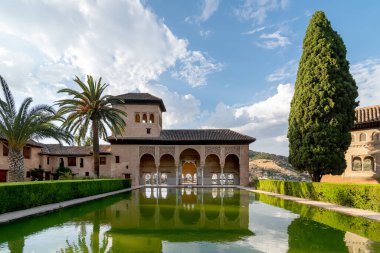 La Alhambra 'daki Partal Sarayı. Granada, İspanya