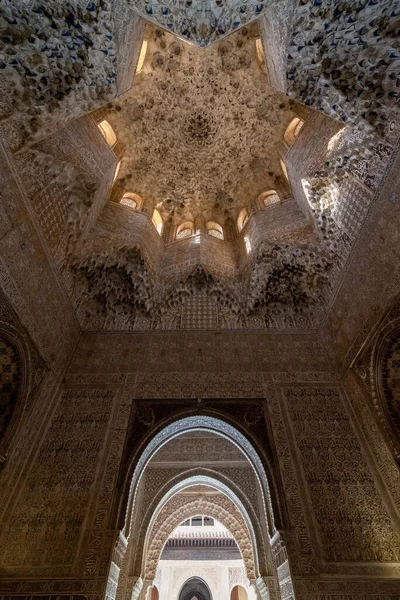 スペインのアルハンブラ宮殿の天井 — ストック写真
