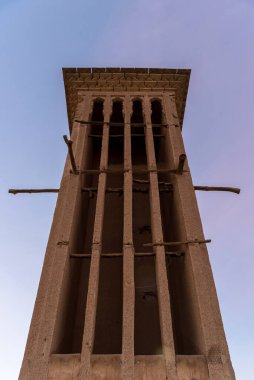 İranın Yazd bölgesindeki büyük kumlu rüzgar kulesi binası..