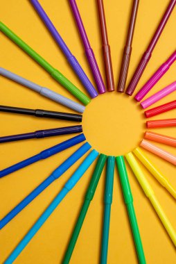 Turuncu arkaplanda renkli işaretler