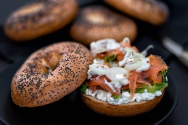 Krem peynirli somon somonu ve sebzeli simit.