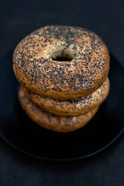 Svart Platta Full Bagels Svart Bakgrund — Stockfoto