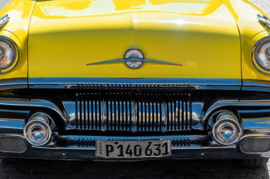 23 Ağustos 2019, Old Havana 'daki sarı klasik bir arabanın ayrıntıları. Havana, Küba