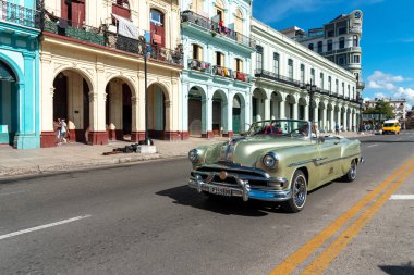23 Ağustos 2109, Old Havana 'nın renkli bir caddesinde klasik Amerikan arabası. Havana, Küba