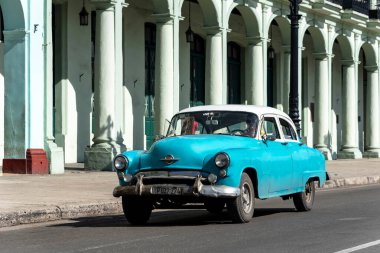 23 Ağustos 2109, Old Havana 'nın renkli bir caddesinde klasik Amerikan arabası. Havana, Küba