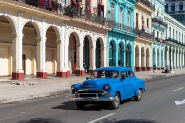 23 Ağustos 2109, Old Havana 'nın renkli bir caddesinde klasik Amerikan arabası. Havana, Küba