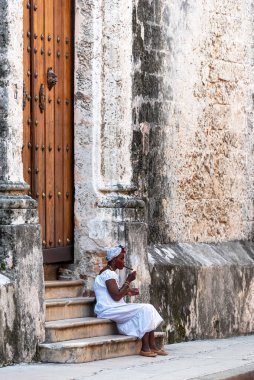 23 Ağustos 2019: Kübalı kadın La Havana 'da büyük bir puro içiyor. Havana, Küba