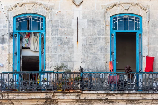 Augustus 2019 Een Lokale Cubaanse Man Kijkt Vanaf Zijn Balkon — Stockfoto