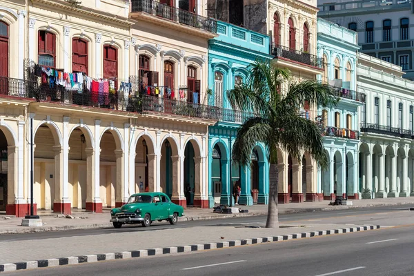 2109年8月23日 美国古董车在哈瓦那市中心一条五彩斑斓的街道上行驶 古巴哈瓦那 — 图库照片