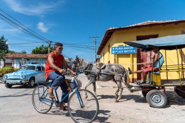 26 Ağustos 2019 'da, kaldırım taşları üzerinde eski bir Amerikan arabasıyla sokak manzarası. Trinidad, Küba