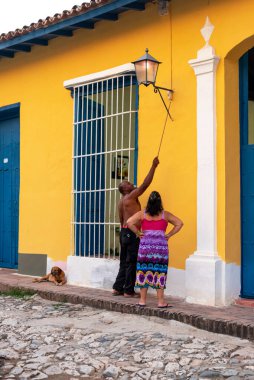 25 Ağustos 2019: Trinidad, Küba 'da ışıkları söndüren adam