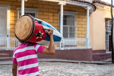 25 Ağustos 2019: Küba bayrağı taşıyan bir müzisyen. Trinidad, Küba