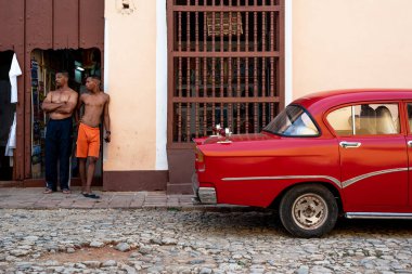 24 Ağustos 2019, yerel halk ve klasik bir araba. Trinidad, Küba
