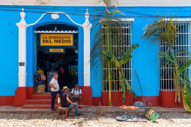 24 Ağustos 2019: Erkekler La Bodeguita del Medio 'da domuz eti kızartıyorlar. Trinida, Küba