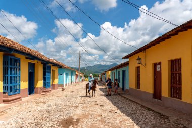 24 Ağustos 2019: Trinidad 'ın renkli sokaklarında ata binen adam. Trinidad, Küba