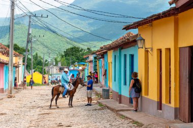 24 Ağustos 2019: Trinidad 'ın renkli sokaklarında ata binen adam. Trinidad, Küba