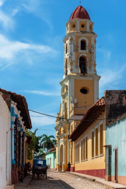 24 Ağustos 2019: Trinidad 'ın kaldırım taşı caddeleri boyunca koloni mimarisi. Trinidad, Küba