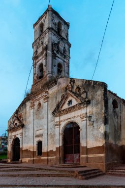 24 Ağustos 2019, harap olmuş koloni kilisesi. Trinidad, Küba