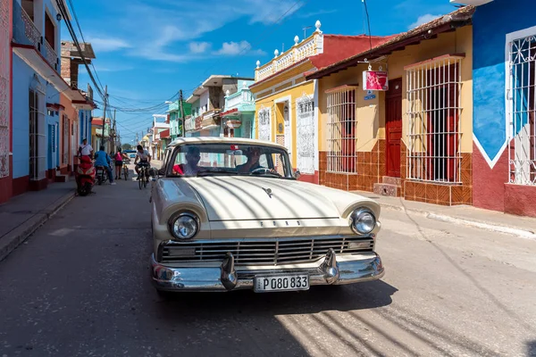 2019年 平成31年 8月26日 石畳の道に古いアメリカ車が停車するストリートシーン キューバのトリニダード — ストック写真