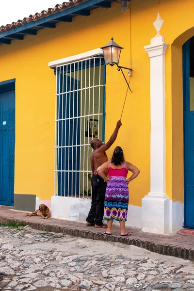 Серпня 2019 Людина Вимикає Вуличні Вогні Тринідад Куба — стокове фото