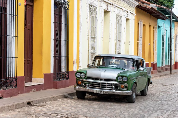 2019年 平成31年 8月25日 石畳の道に古いアメリカ車が停車するストリートシーン キューバのトリニダード — ストック写真