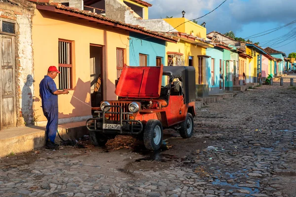 Серпня 2019 Року Людина Яка Прибирає Старий Автомобіль Тринідад Куба — стокове фото