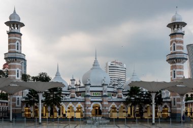 17 Mart 2018: Kuala Lumpur, Malezya 'daki Mescid Jamek camii cephesi
