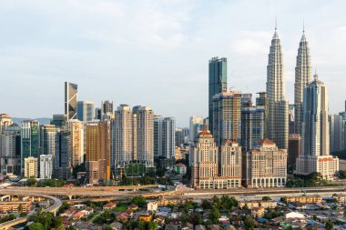 Malezya 'nın Kuala Lumpur kentindeki geleneksel mahallenin silüeti