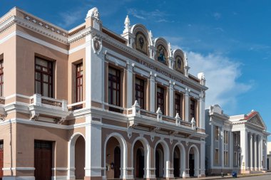 28 Ağustos 2019: Theatro Tomas Terry Tiyatrosu Cephesi. Cienfuegos, Küba