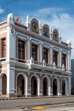 28 Ağustos 2019: Theatro Tomas Terry Tiyatrosu Cephesi. Cienfuegos, Küba