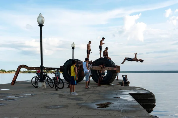 2019 Augusztus Fiatal Fiúk Csoportja Játszik Cienfuegos Kikötőjében Cienfuegos Kuba — Stock Fotó