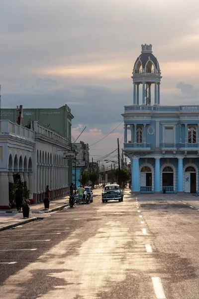 2019 문화적 식민지 시대의 저택과 고전적 자동차 Cienfuegos — 스톡 사진