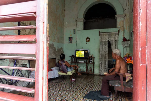 Ağustos 2019 Kübalı Çift Evdeki Yemek Odasında Televizyon Izliyor — Stok fotoğraf