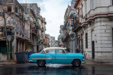 3 Eylül 2109: klasik Amerikan arabası Old Havana caddesinde. Havana, Küba