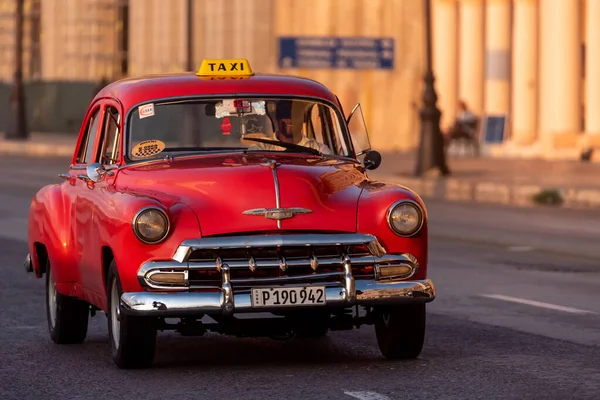 3 Eylül 2109: klasik Amerikan arabası Old Havana caddesinde. Havana, Küba