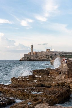 2 Eylül 2019: Havana 'da Malecon (sahil yolu) üzerinde oturan insanlar. Havana, Küba