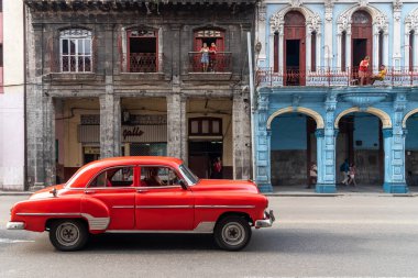 2 Eylül 2109: klasik Amerikan arabası Old Havana caddesinde. Havana, Küba