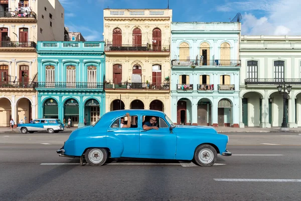 2109年9月3日 旧式经典美国汽车在哈瓦那市中心的一条街上停放 古巴哈瓦那 — 图库照片
