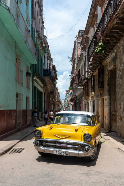 2109年9月3日 旧式经典美国汽车在哈瓦那市中心的一条街上停放 古巴哈瓦那 — 图库照片