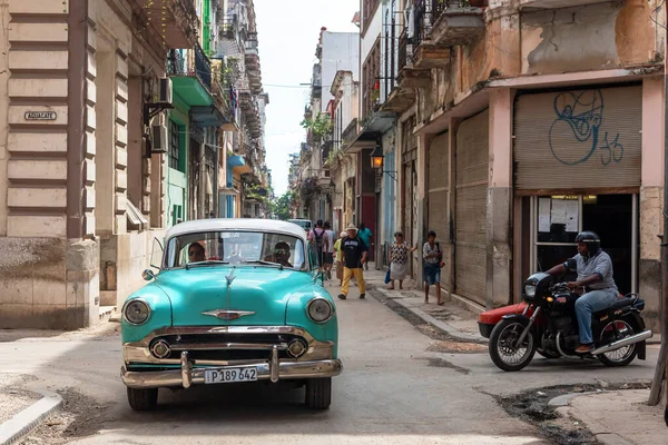 2109年 2109年 9月3日 オールド ハバナ中心街の通りにビンテージ クラシック アメリカン キューバのハバナ — ストック写真