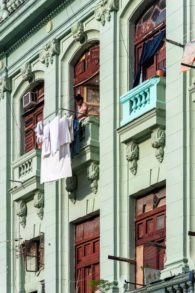 Eylül 2019 Havana Daki Balkonuna Çamaşırlarını Asan Kadın Havana Küba — Stok fotoğraf
