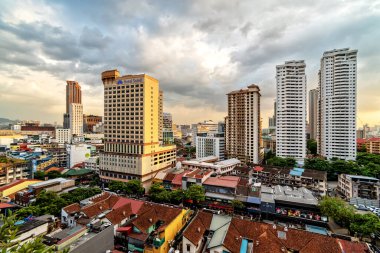 12 Mart 2018: Geleneksel mahalle silüeti ve Kuala Lumpur 'un günbatımında mali binaları, Malezya