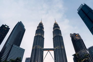 17 Mart 2018: Kuala Lumpur, Malezya 'daki Petronas Kulelerinin alçak açısı